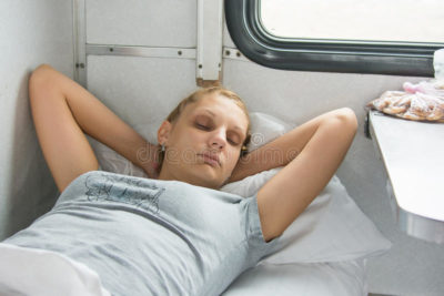 как уснуть в поезде